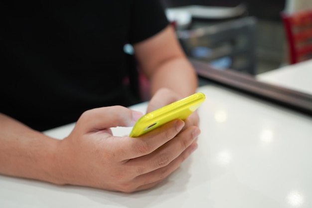 Homme jouant à un jeu sur un téléphone portable gamer garçon jouant à des jeux vidéo tenant un smartphone travaillant mobile