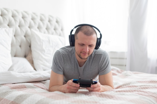 Photo homme jouant un jeu vidéo tout en écoutant de la musique