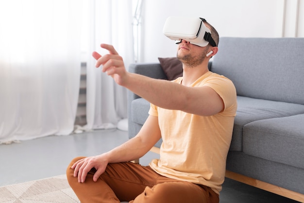 Homme jouant à un jeu vidéo tout en portant des lunettes vr