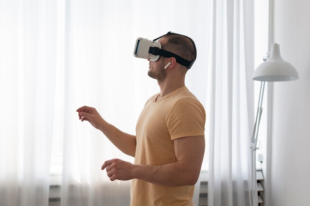 Homme jouant à un jeu vidéo tout en portant des lunettes vr