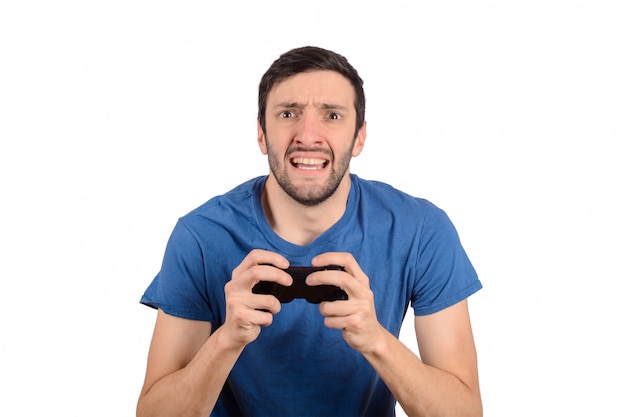 Homme jouant à des jeux vidéo.