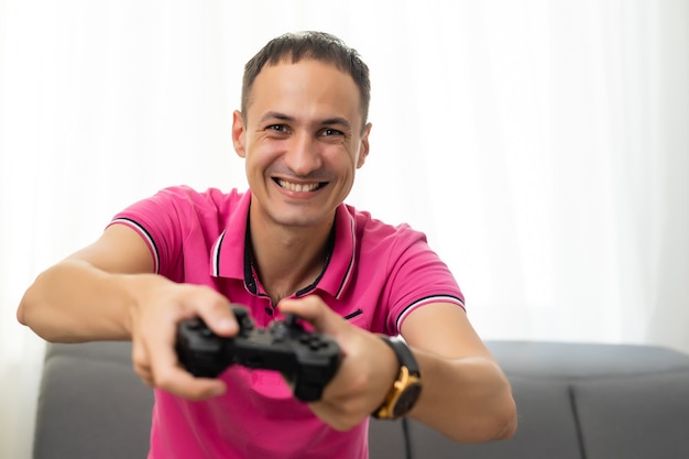 Homme jouant avec une manette de jeu vidéo