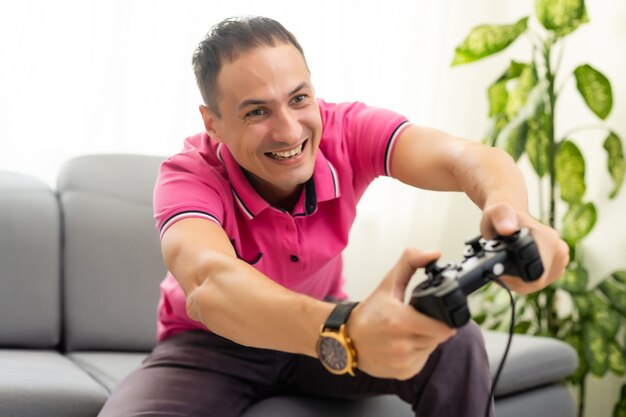 Homme jouant avec une manette de jeu vidéo