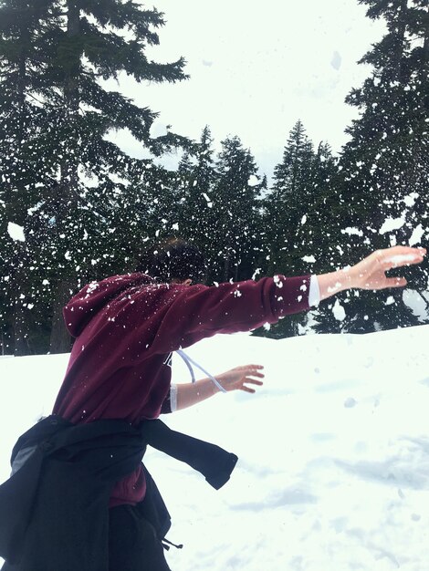 Photo un homme jouant sur la neige sur le terrain