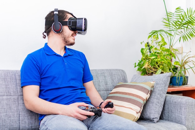 Homme jouant à la réalité virtuelle avec des lunettes VR