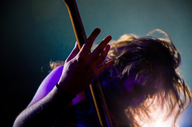 Photo un homme joue à un concert de musique.