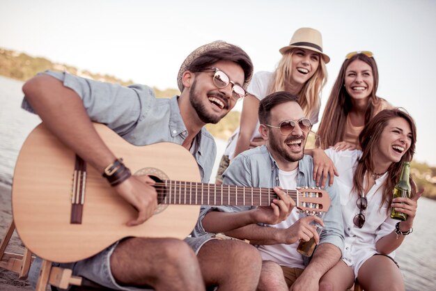 L'homme joue de la guitare pour ses amis