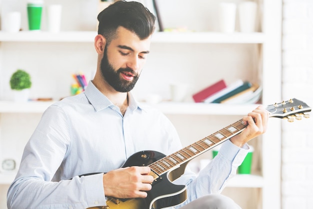 L&#39;homme joue de la guitare