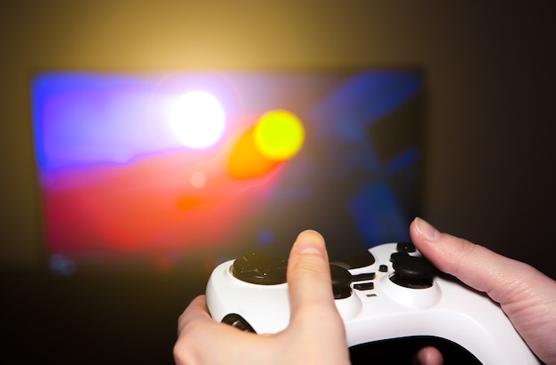 L'homme joue à des jeux vidéo à la maison. Manette de jeu en mains. Temps d'auto-isolement. Animations pendant la période de quarantaine.