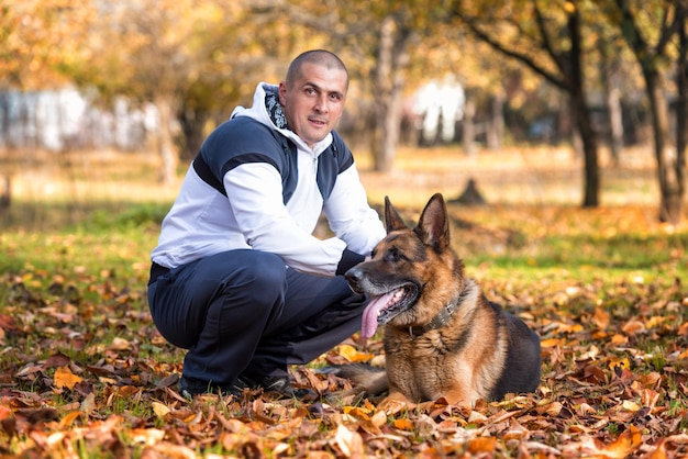 homme, jouer, à, chien, berger allemand, dans parc