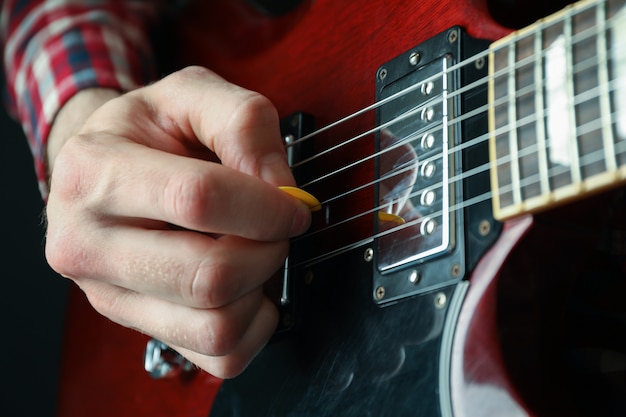 Homme, jouer, électrique, guitare, closeup