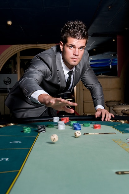 homme joueur aux tables de casino