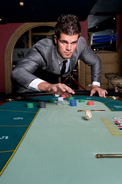 homme joueur aux tables de casino