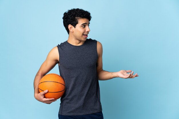 Homme de joueur de basket vénézuélien avec une expression de surprise tout en regardant de côté