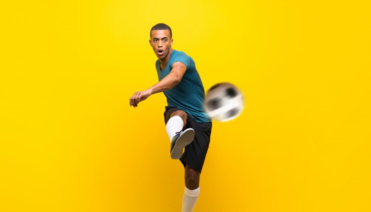 Photo homme de joueur de football afro-américain sur fond jaune isolé