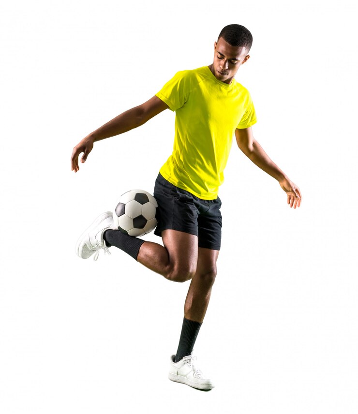 Photo homme de joueur de football avec peau foncée jouant sur fond blanc isolé