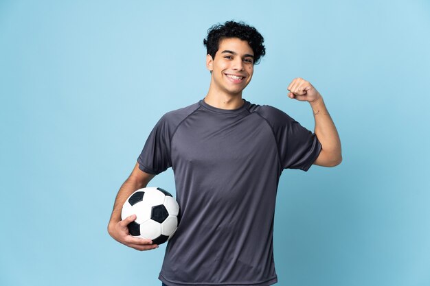 Homme joueur de football vénézuélien sur faire un geste fort