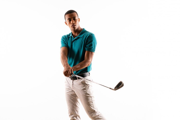Photo homme de joueur de golfeur afro-américain sur fond blanc isolé