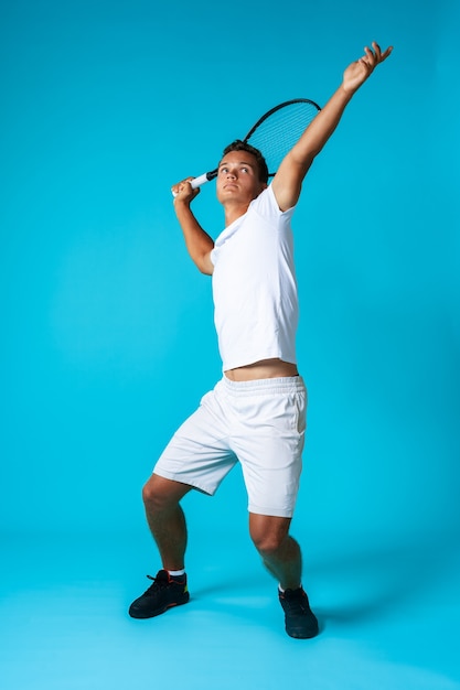 Homme de joueur de tennis avec raquette