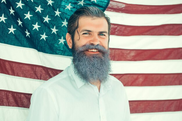 Homme de jour de l'indépendance avec le drapeau