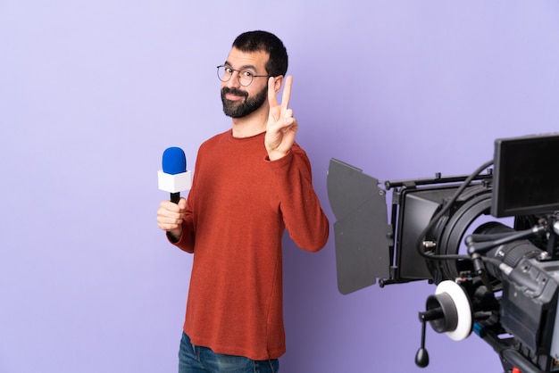 Homme journaliste sur mur pastel