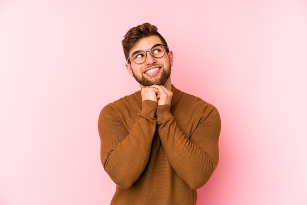 L'homme à la joyeusement de côté