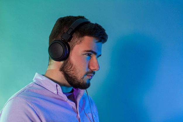 Homme joyeux avec un casque sur la tête avec un joystick