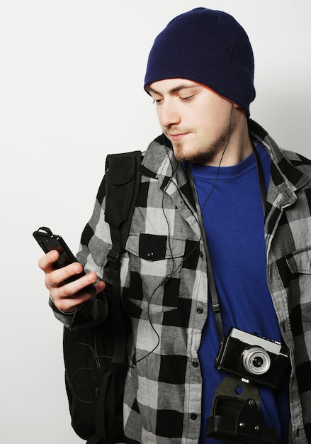 Un homme joyeux en chemise utilisant un smartphone