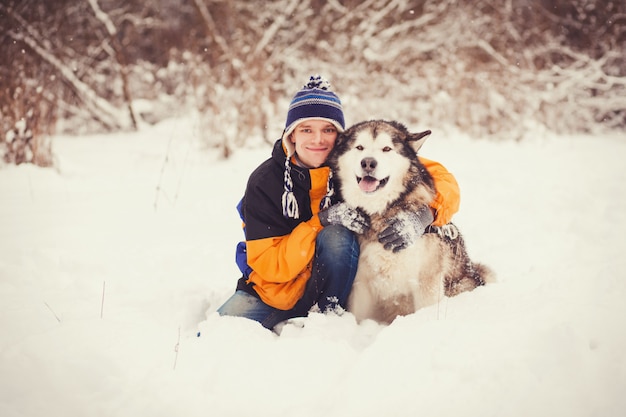 homme joyeux avec un chien