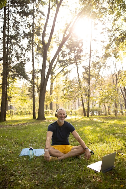 Homme joyeux faisant de la pratique dans la nature en ligne