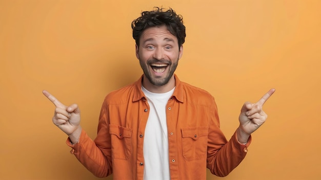 Homme joyeux avec un large sourire a une expression drôle indique de côté annonce quelque chose d'étonnant