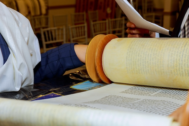 Homme juif vêtu de vêtements rituels, homme de famille, mitzvah jérusalem