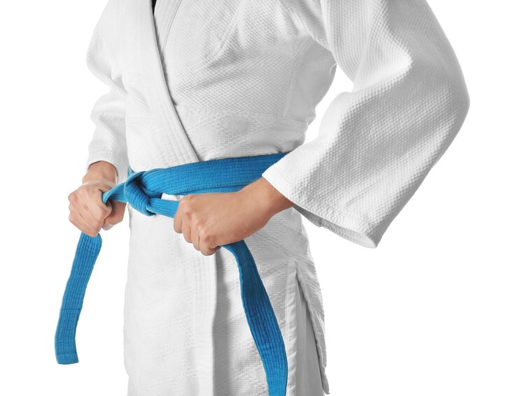 Photo homme en karategi sur fond blanc
