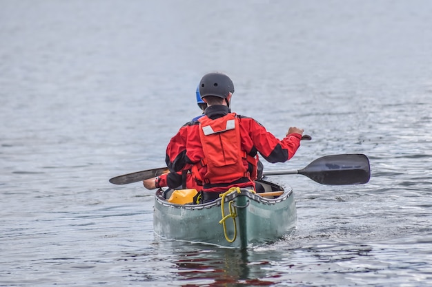 Photo un homme kayak avec un ami sur le lac windermere, windermere, cumbria's lake district