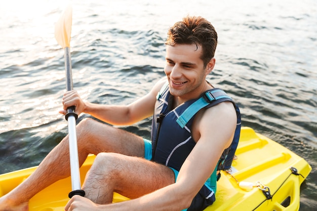 homme kayak sur la mer du lac en bateau.