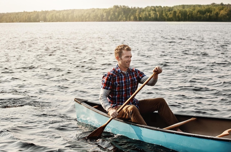 Photo homme en kayak et à la rame sur le lac pour les voyages de vacances et l'aventure pour l'activité sur la rivière paddle sports nautiques et vacances en allemagne soleil et nature pour l'homme sur le bateau pour le fitness