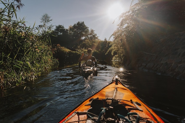 Photo un homme en kayak sur la rivière contre le ciel