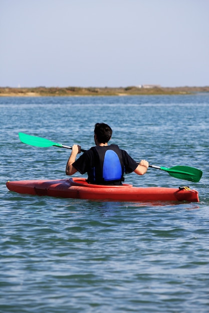 Homme en kayak