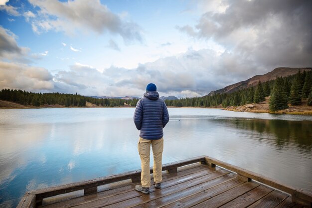 Homme sur le lac des montagnes en saison d'automne. Colorado, États-Unis