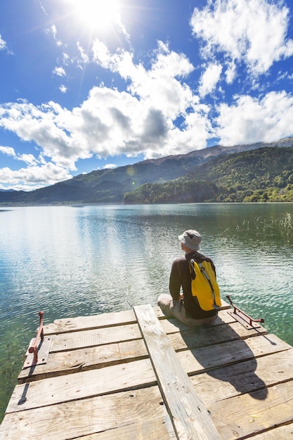 Homme sur le lac