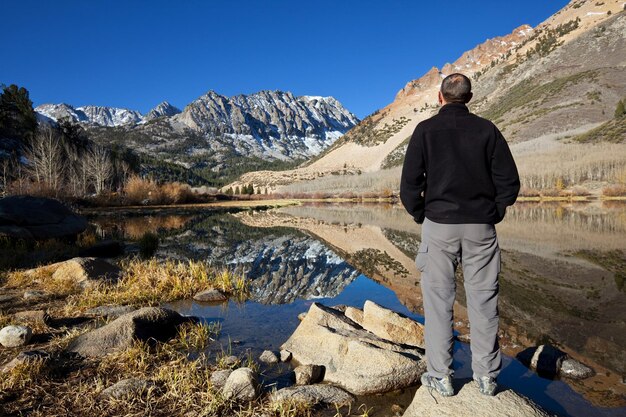 Homme sur le lac