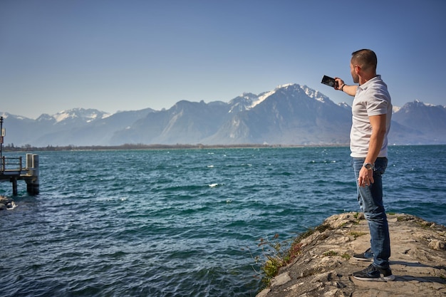 Un homme laid prend un selfie dans le lac suisse