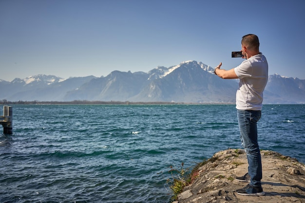 Un homme laid prend un selfie dans le lac suisse