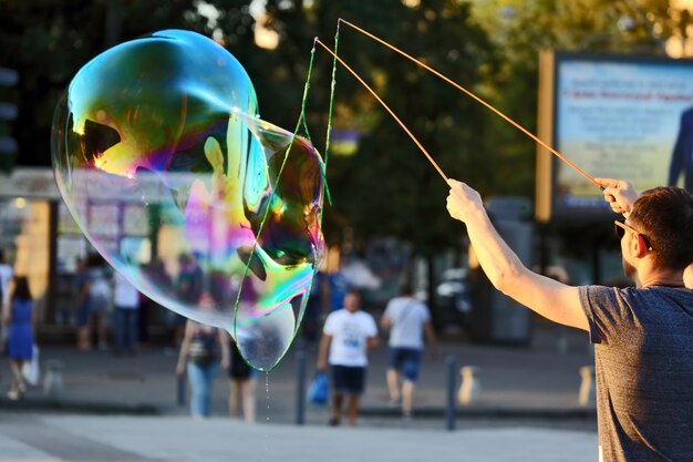 L'homme a laissé une grosse bulle dans la rue