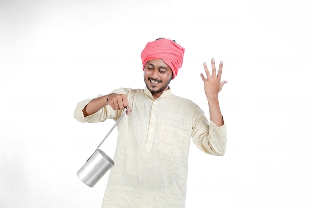 Homme de lait indien donnant l'expression sur fond blanc.