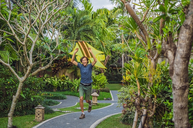 Un homme lance un cerf-volant dans le parc d'Ubud, île de Bali, Indonésie