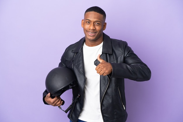 Homme latin avec un casque de moto isolé