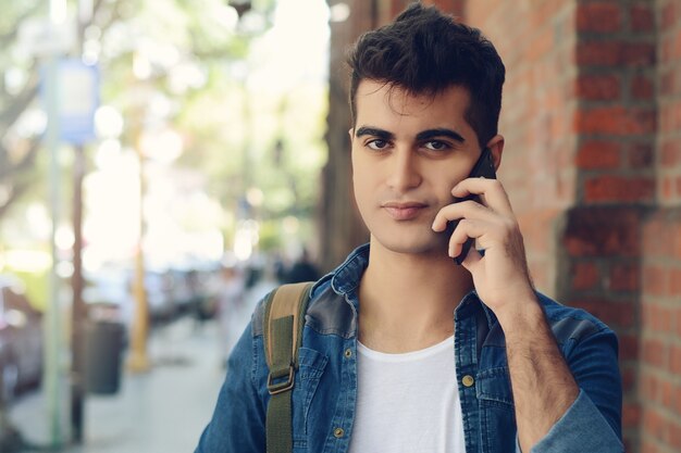 Homme latin parlant au téléphone