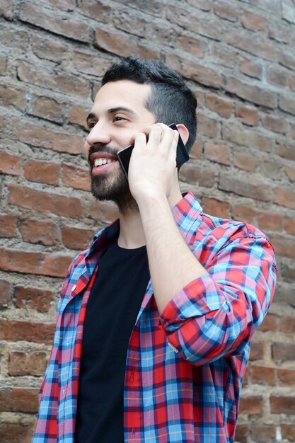 Homme latin parlant au téléphone