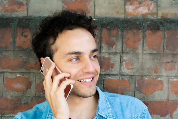 Homme latin parlant au téléphone